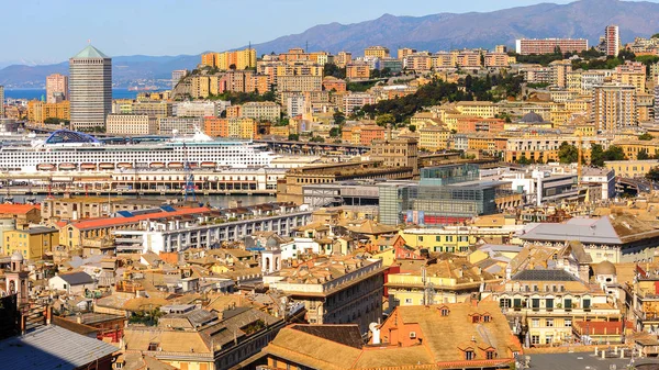 Cenova, İtalya - 4 Mayıs 2016: Cenova Eski Limanı'nın havadan görünümü. Cenova, Liguria'nın başkenti ve İtalya'nın altıncı büyük şehridir.