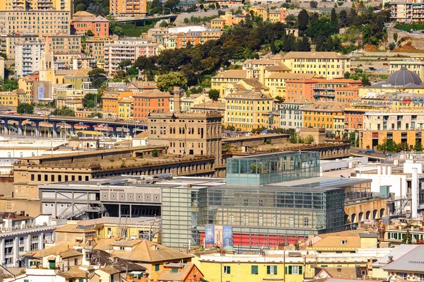 Cenova, İtalya - 4 Mayıs 2016: Cenova Eski Limanı'nın havadan görünümü. Cenova, Liguria'nın başkenti ve İtalya'nın altıncı büyük şehridir.