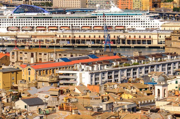 Cenova, İtalya - 4 Mayıs 2016: Cenova Eski Limanı'nın havadan görünümü. Cenova, Liguria'nın başkenti ve İtalya'nın altıncı büyük şehridir.