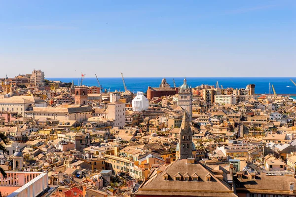 Cenova, İtalya - 4 Mayıs 2016: Cenova Eski Limanı Mimarisi, İtalya. Cenova, Liguria'nın başkenti ve İtalya'nın altıncı büyük şehridir.