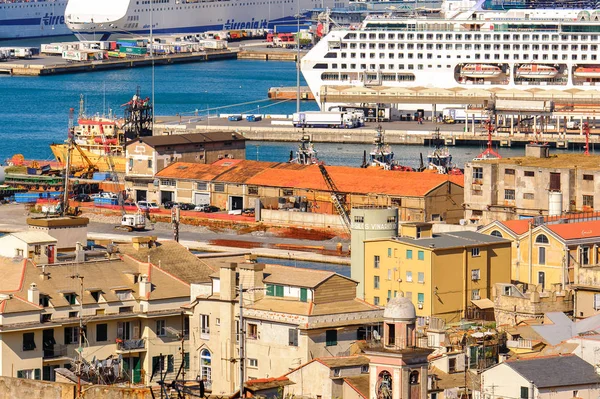 Cenova, İtalya - 4 Mayıs 2016: Cenova Eski Limanı'nın havadan görünümü. Cenova, Liguria'nın başkenti ve İtalya'nın altıncı büyük şehridir.