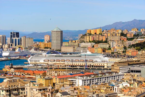 Cenova, İtalya - 4 Mayıs 2016: Cenova Eski Limanı'nın havadan görünümü. Cenova, Liguria'nın başkenti ve İtalya'nın altıncı büyük şehridir.