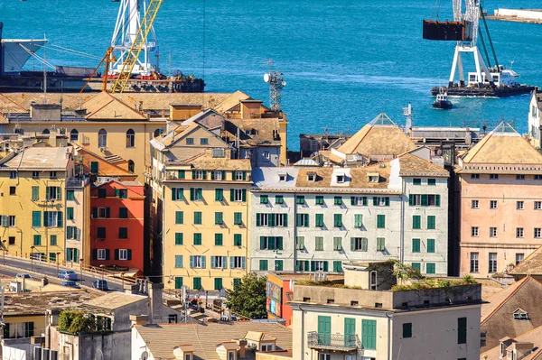 Cenova, İtalya - 4 Mayıs 2016: Cenova Eski Limanı'nın havadan görünümü. Cenova, Liguria'nın başkenti ve İtalya'nın altıncı büyük şehridir.