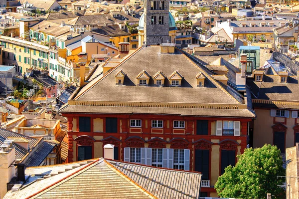 Cenova, İtalya - 4 Mayıs 2016: Cenova Eski Limanı'nın havadan görünümü. Cenova, Liguria'nın başkenti ve İtalya'nın altıncı büyük şehridir.