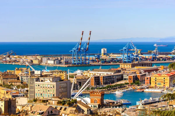 Cenova, İtalya - 4 Mayıs 2016: Cenova Eski Limanı'nın havadan görünümü. Cenova, Liguria'nın başkenti ve İtalya'nın altıncı büyük şehridir.