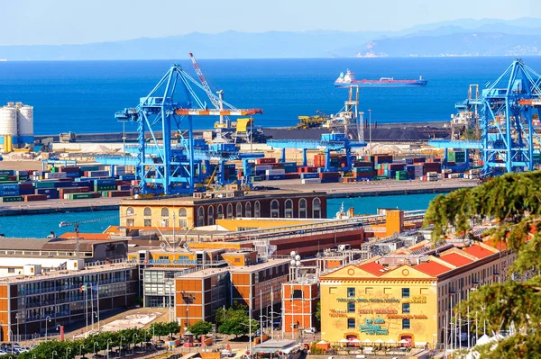 Cenova, İtalya - 4 Mayıs 2016: Cenova Eski Limanı'nın havadan görünümü. Cenova, Liguria'nın başkenti ve İtalya'nın altıncı büyük şehridir.