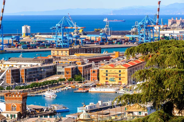 Cenova, İtalya - 4 Mayıs 2016: Cenova Eski Limanı'nın havadan görünümü. Cenova, Liguria'nın başkenti ve İtalya'nın altıncı büyük şehridir.