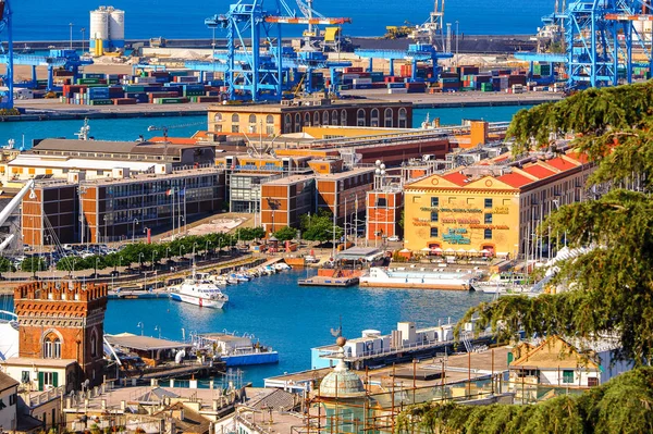 Cenova, İtalya - 4 Mayıs 2016: Cenova Eski Limanı'nın havadan görünümü. Cenova, Liguria'nın başkenti ve İtalya'nın altıncı büyük şehridir.