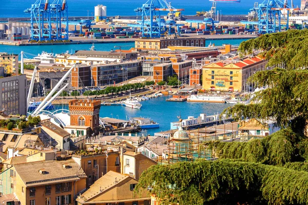 Cenova, İtalya - 4 Mayıs 2016: Cenova Eski Limanı'nın havadan görünümü. Cenova, Liguria'nın başkenti ve İtalya'nın altıncı büyük şehridir.