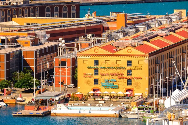 Cenova, İtalya - 4 Mayıs 2016: Cenova Eski Limanı'nın havadan görünümü. Cenova, Liguria'nın başkenti ve İtalya'nın altıncı büyük şehridir.