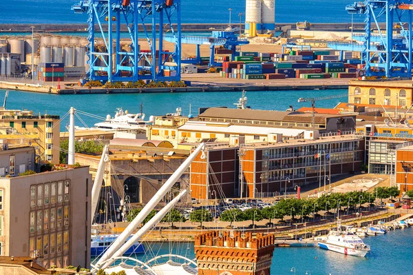 Cenova, İtalya - 4 Mayıs 2016: Cenova Eski Limanı'nın havadan görünümü. Cenova, Liguria'nın başkenti ve İtalya'nın altıncı büyük şehridir.