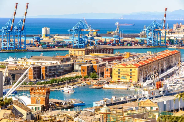 Cenova, İtalya - 4 Mayıs 2016: Cenova Eski Limanı'nın havadan görünümü. Cenova, Liguria'nın başkenti ve İtalya'nın altıncı büyük şehridir.