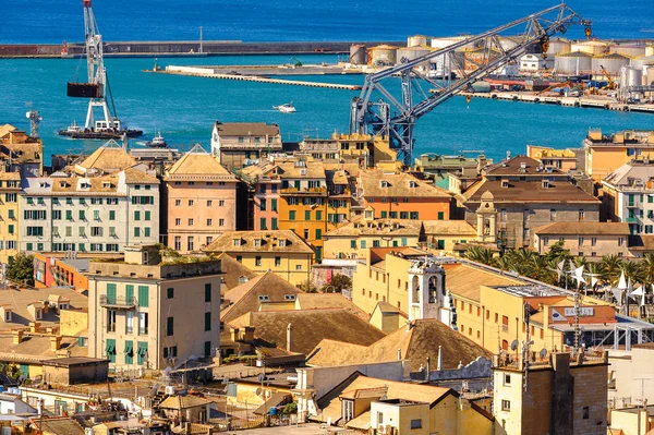 Cenova, İtalya - 4 Mayıs 2016: Cenova Limanı. Cenova, Liguria'nın başkenti ve İtalya'nın altıncı büyük şehridir.