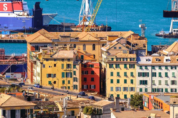 Cenova, İtalya - 4 Mayıs 2016: Cenova Limanı. Cenova, Liguria'nın başkenti ve İtalya'nın altıncı büyük şehridir.