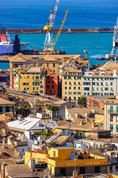 Cenova, İtalya - 4 Mayıs 2016: Cenova Limanı. Cenova, Liguria'nın başkenti ve İtalya'nın altıncı büyük şehridir.