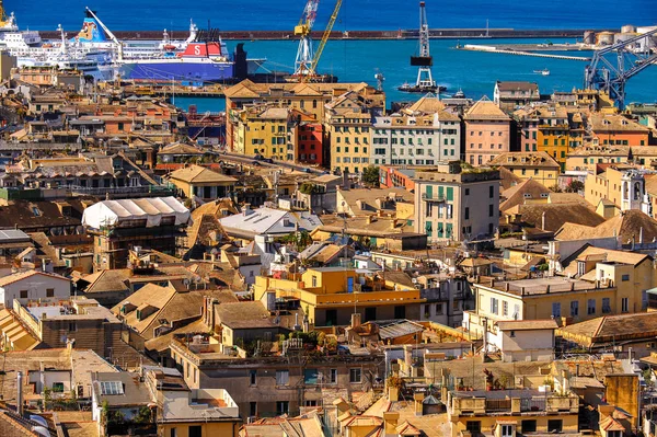 Cenova, İtalya - 4 Mayıs 2016: Cenova Limanı. Cenova, Liguria'nın başkenti ve İtalya'nın altıncı büyük şehridir.