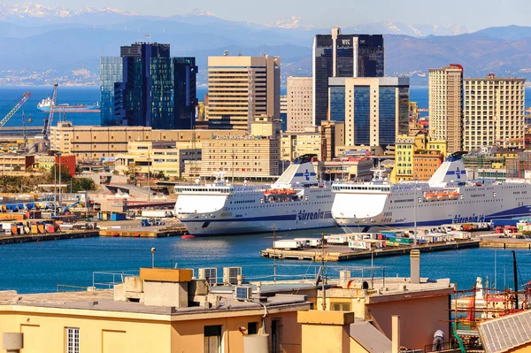 Cenova, İtalya - 4 Mayıs 2016: Cenova Limanı. Cenova, Liguria'nın başkenti ve İtalya'nın altıncı büyük şehridir.