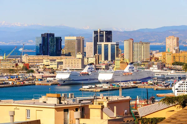 Cenova, İtalya - 4 Mayıs 2016: Cenova Limanı. Cenova, Liguria'nın başkenti ve İtalya'nın altıncı büyük şehridir.