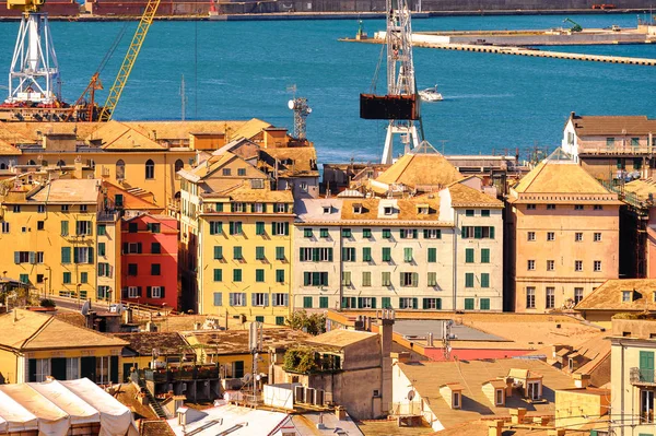 Cenova, İtalya - 4 Mayıs 2016: Cenova Limanı. Cenova, Liguria'nın başkenti ve İtalya'nın altıncı büyük şehridir.