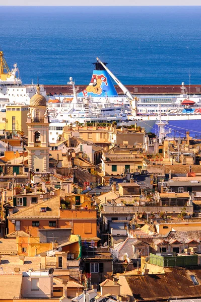 Cenova, İtalya - 4 Mayıs 2016: Cenova Limanı. Cenova, Liguria'nın başkenti ve İtalya'nın altıncı büyük şehridir.