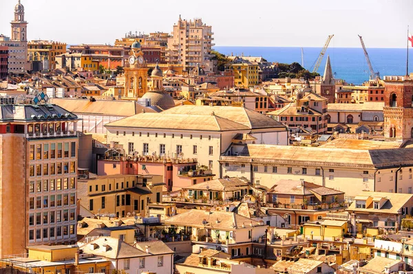 Cenova, İtalya - 4 Mayıs 2016: Cenova Limanı. Cenova, Liguria'nın başkenti ve İtalya'nın altıncı büyük şehridir.