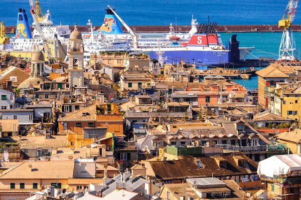 Cenova, İtalya - 4 Mayıs 2016: Cenova Limanı. Cenova, Liguria'nın başkenti ve İtalya'nın altıncı büyük şehridir.