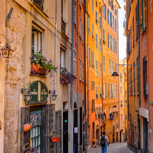Cenova, İtalya - 4 Mayıs 2016: Cenova Caddesi, İtalya. Cenova, Liguria'nın başkenti ve İtalya'nın altıncı büyük şehridir.