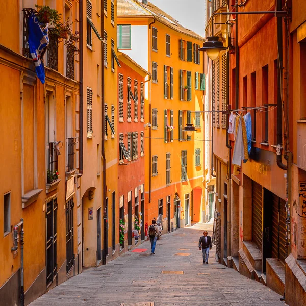 Cenova, İtalya - 4 Mayıs 2016: Cenova Caddesi, İtalya. Cenova, Liguria'nın başkenti ve İtalya'nın altıncı büyük şehridir.