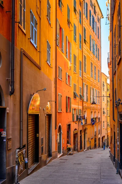 Cenova, İtalya - 4 Mayıs 2016: Cenova Caddesi, İtalya. Cenova, Liguria'nın başkenti ve İtalya'nın altıncı büyük şehridir.