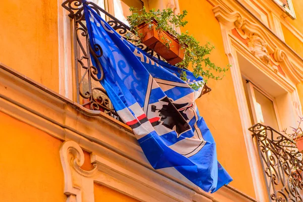 Cenova, İtalya - 4 Mayıs 2016: Cenova, İtalya penceresinden Sampdoria bayrağı. Cenova, Liguria'nın başkenti ve İtalya'nın altıncı büyük şehridir.