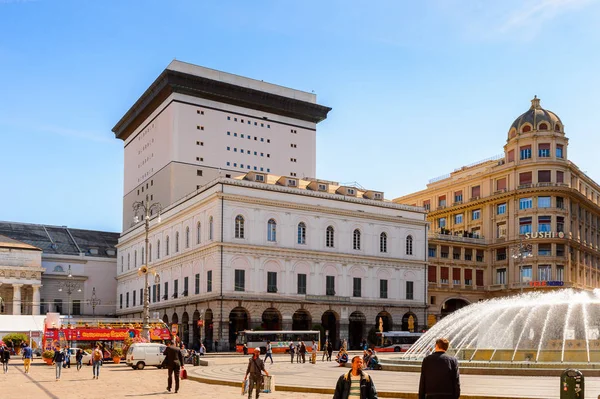 Cenova, İtalya - 4 Mayıs 2016: Cenova, İtalya'nın Piazza de Ferrari (Ferrari Meydanı). Cenova, Liguria'nın başkenti ve İtalya'nın altıncı büyük şehridir.