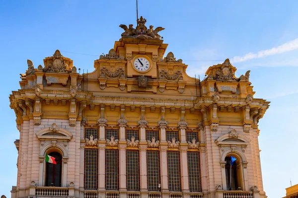 Cenova, İtalya - 4 Mayıs 2016: Cenova Tren Istasyonu, İtalya. Cenova, Liguria'nın başkenti ve İtalya'nın altıncı büyük şehridir.