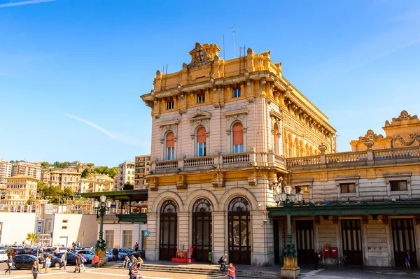 Cenova, İtalya - 4 Mayıs 2016: Cenova Tren Istasyonu, İtalya. Cenova, Liguria'nın başkenti ve İtalya'nın altıncı büyük şehridir.