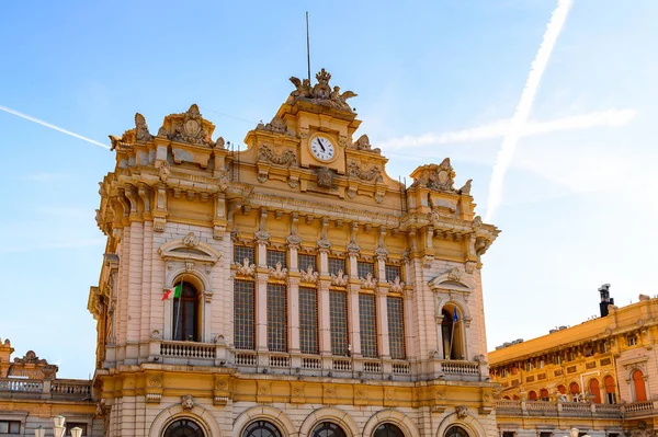 Cenova, İtalya - 4 Mayıs 2016: Cenova Tren Istasyonu, İtalya. Cenova, Liguria'nın başkenti ve İtalya'nın altıncı büyük şehridir.