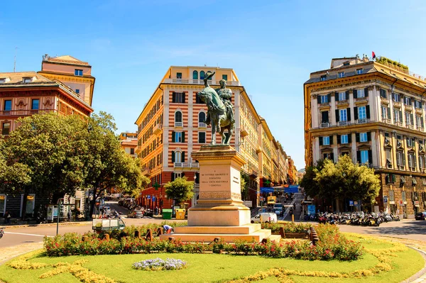 Cenova, İtalya - 4 Mayıs 2016: Vittorio Manuele Ii Heykeli Cenova, İtalya. Cenova, Liguria'nın başkenti ve İtalya'nın altıncı büyük şehridir.