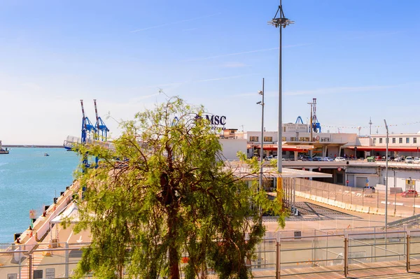 Cenova, İtalya - 4 Mayıs 2016: Cenova Limanı Mimarisi, İtalya. Cenova, Liguria'nın başkenti ve İtalya'nın altıncı büyük şehridir.