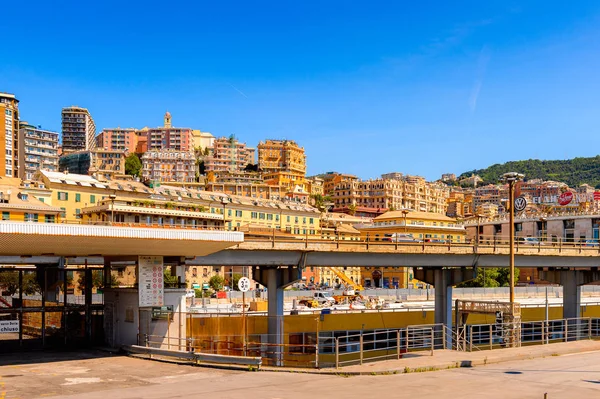 Cenova, İtalya - 4 Mayıs 2016: Cenova Limanı Mimarisi, İtalya. Cenova, Liguria'nın başkenti ve İtalya'nın altıncı büyük şehridir.