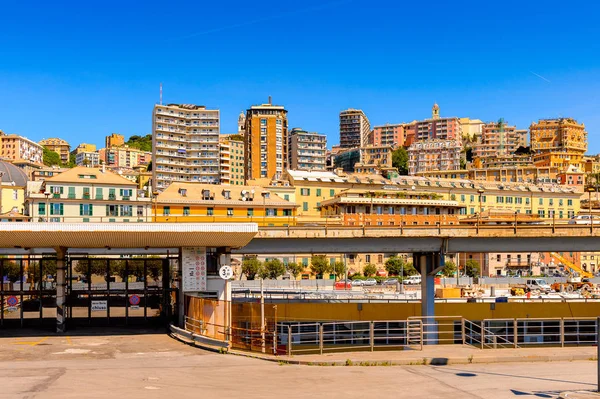 Cenova, İtalya - 4 Mayıs 2016: Cenova Limanı Mimarisi, İtalya. Cenova, Liguria'nın başkenti ve İtalya'nın altıncı büyük şehridir.