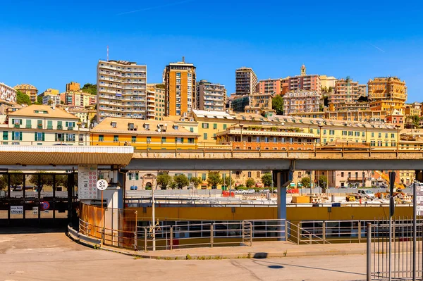 Cenova, İtalya - 4 Mayıs 2016: Cenova Limanı Mimarisi, İtalya. Cenova, Liguria'nın başkenti ve İtalya'nın altıncı büyük şehridir.