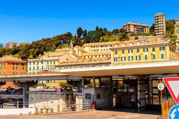 Cenova, İtalya - 4 Mayıs 2016: Cenova Limanı Mimarisi, İtalya. Cenova, Liguria'nın başkenti ve İtalya'nın altıncı büyük şehridir.