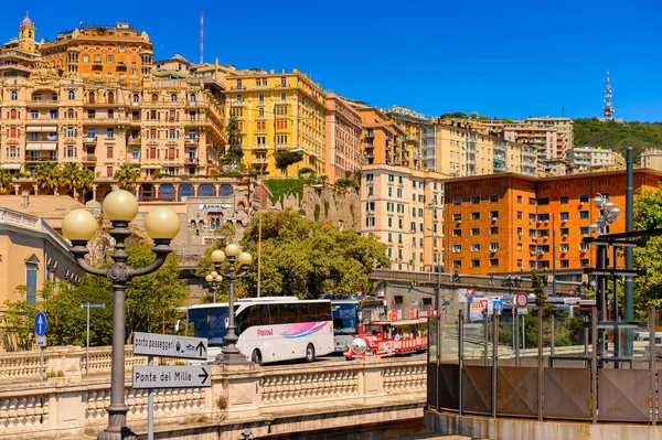 Cenova, İtalya - 4 Mayıs 2016: Cenova Limanı Mimarisi, İtalya. Cenova, Liguria'nın başkenti ve İtalya'nın altıncı büyük şehridir.