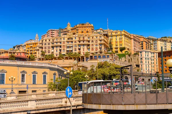 Cenova, İtalya - 4 Mayıs 2016: Cenova Limanı Mimarisi, İtalya. Cenova, Liguria'nın başkenti ve İtalya'nın altıncı büyük şehridir.