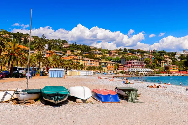 Santa Margherita Ligure, İtalya - 4 Mayıs 2015: Yazın popüler turistik destinasyon olan Santa Margherita Ligure'nin panoramik manzarası