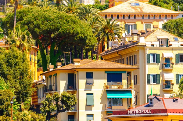 Santa Margherita Ligure, İtalya - 4 Mayıs 2015: Yazın popüler turistik destinasyon olan Santa Margherita Ligure'nin mimarisi