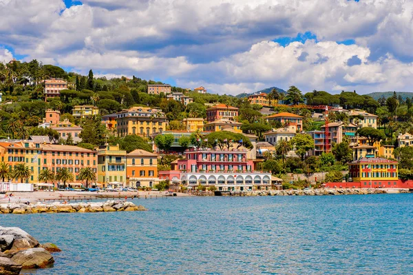 Santa Margherita Ligure, İtalya - 4 Mayıs 2015: Yazın popüler turistik destinasyon olan Santa Margherita Ligure'nin panoramik manzarası
