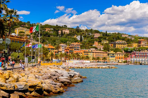 Santa Margherita Ligure, İtalya - 4 Mayıs 2015: Yazın popüler turistik destinasyon olan Santa Margherita Ligure'nin panoramik manzarası