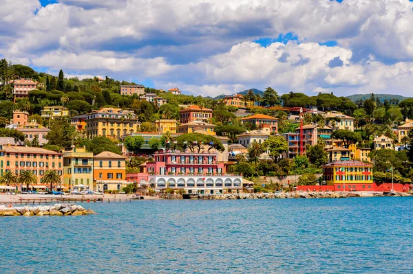 Santa Margherita Ligure, İtalya - 4 Mayıs 2015: Yazın popüler turistik destinasyon olan Santa Margherita Ligure'nin panoramik manzarası
