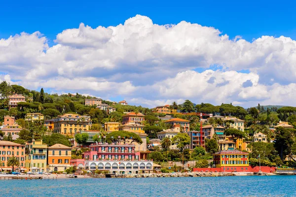Santa Margherita Ligure, İtalya - 4 Mayıs 2015: Yazın popüler turistik destinasyon olan Santa Margherita Ligure'nin panoramik manzarası