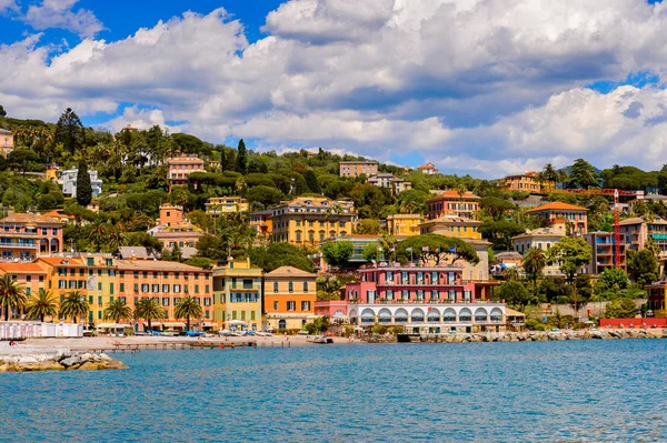 Santa Margherita Ligure, İtalya - 4 Mayıs 2015: Yazın popüler turistik destinasyon olan Santa Margherita Ligure'nin panoramik manzarası