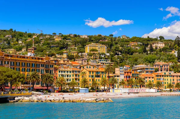 Santa Margherita Ligure, İtalya - 4 Mayıs 2015: Yazın popüler turistik destinasyon olan Santa Margherita Ligure'nin panoramik manzarası